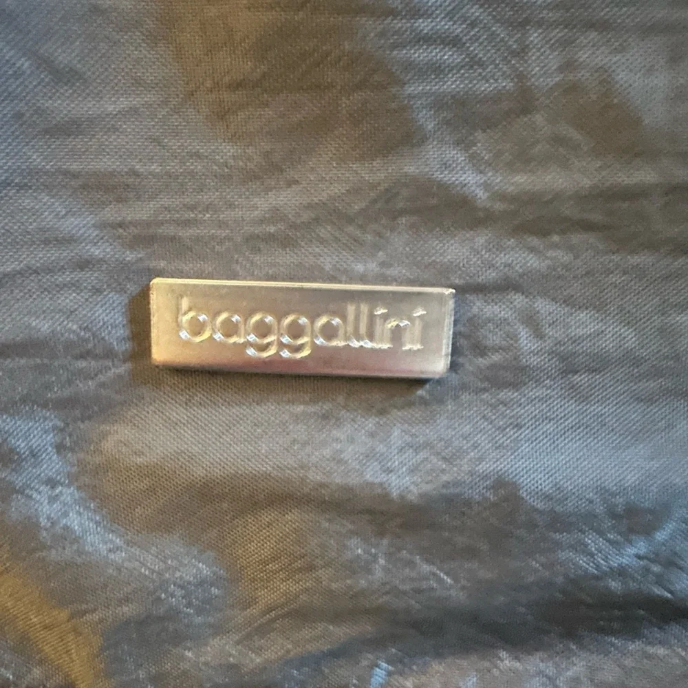 Baggallini Gray Nylon Crossbody Bag w/ Pink Interior - Picture 3 of 7